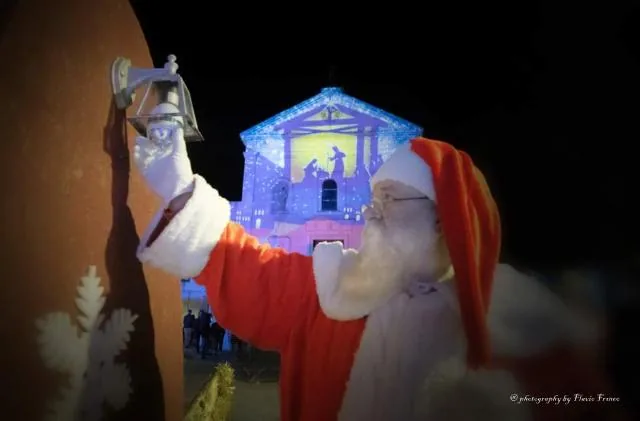 Babbo Natale in piazza con la chiesa