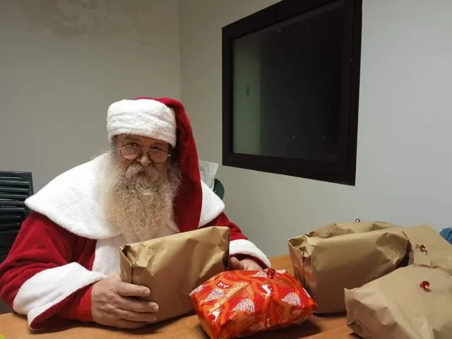 Babbo Natale con i regali da consegnare