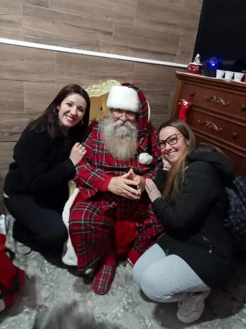 Babbo Natale in pigiama scozzese con ospiti