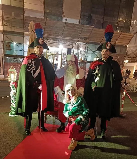 Babbo Natale con i Carabinieri in alta uniforme