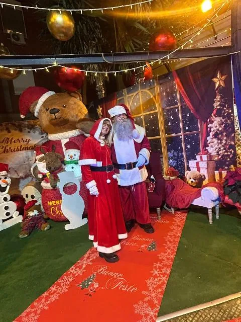 Mamma e Babbo Natale nel laboratorio addobbato