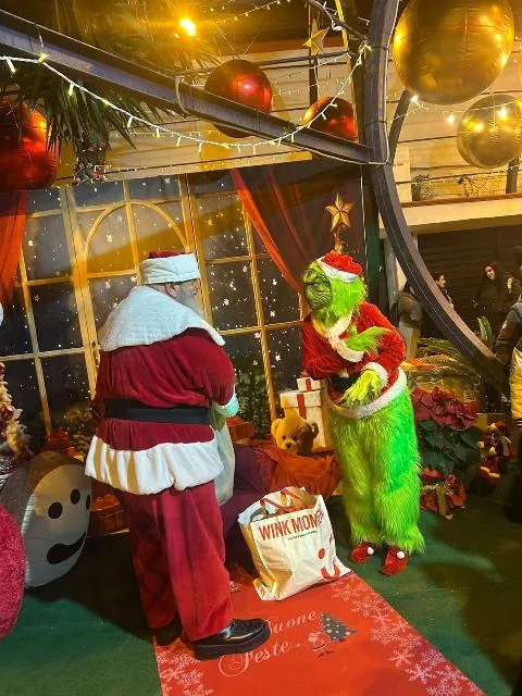 Babbo Natale e il Grinch nel laboratorio
