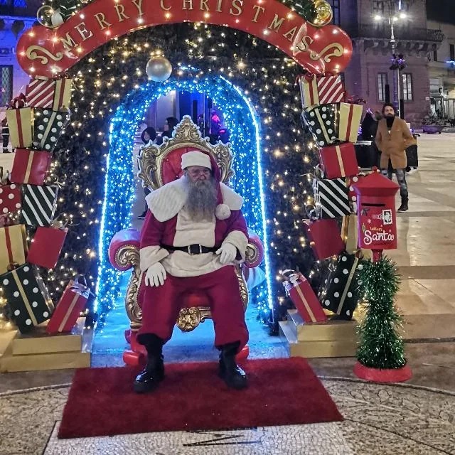 Trono di Babbo Natale in piazza