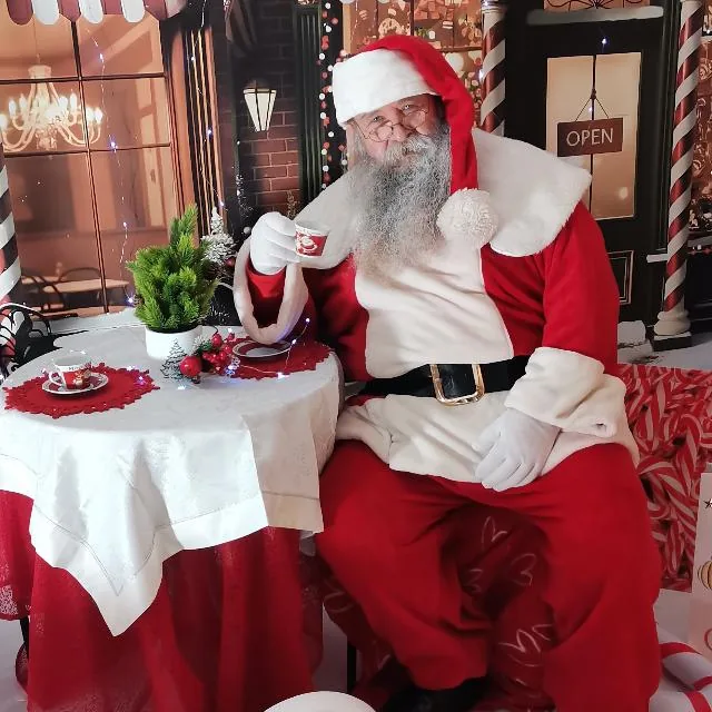 Babbo Natale al tavolino del caffè